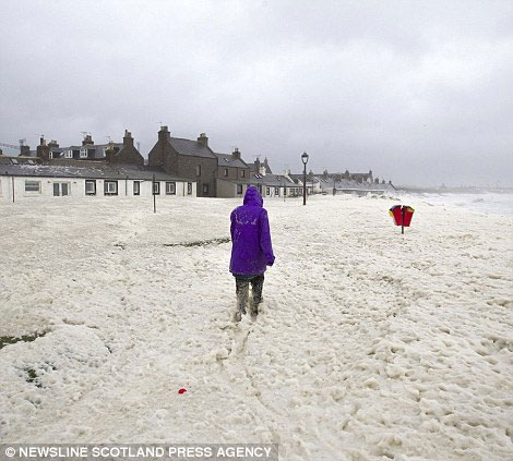 Scotland chìm trong bão bọt biển