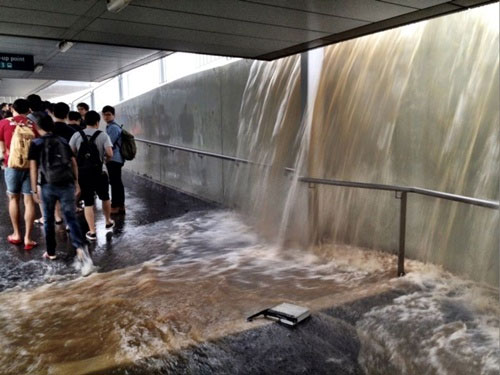 Singapore ngập lụt vì mưa lớn