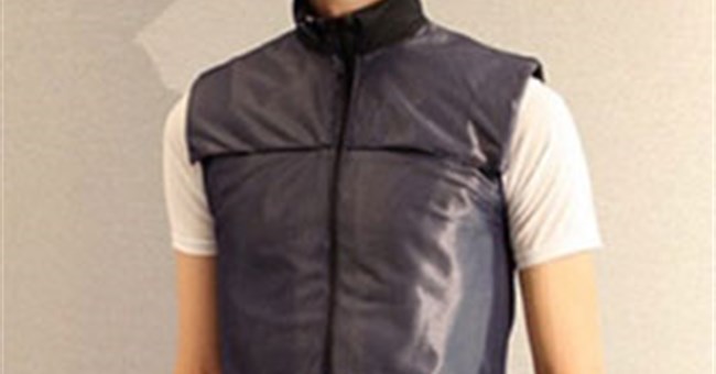 Cứ mặc áo vest là được massage