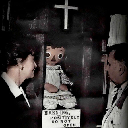 Tủ rượu Dibbuk ma quái và Annabelle - búp bê ma ám đáng sợ