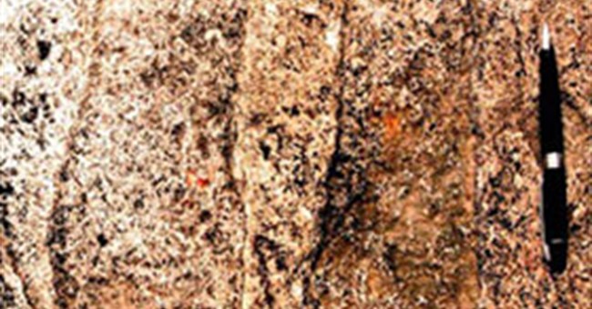 Phát hiện dấu chân cổ đại và hình vật thể bay bí ẩn