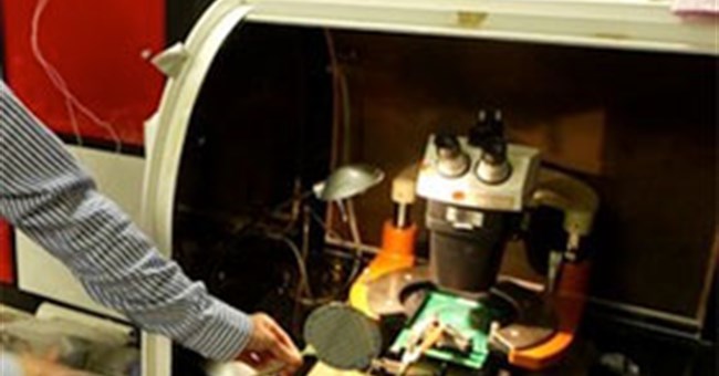 Máy tính làm hoàn toàn bằng “ống nano carbon” siêu nhỏ