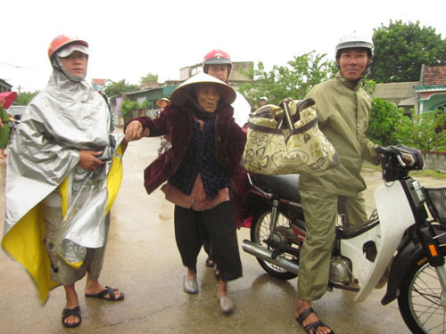 Siêu bão Wutip đổ bộ miền Trung, gió giật mạnh