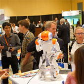 FPT lần đầu mang robot dự Hội nghị quốc tế