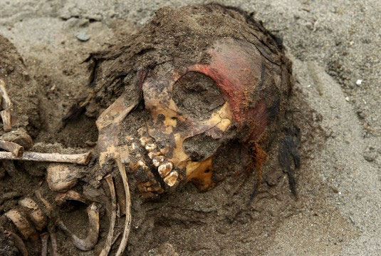 Nghi vấn xung quanh ngôi mộ tập thể 800 năm tuổi ở Peru