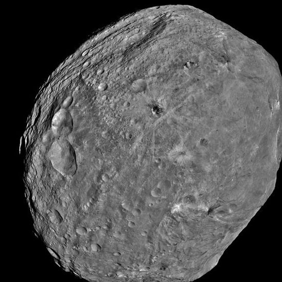 Video: Ngọn núi trên hành tinh Vesta