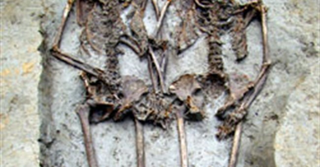 Xác chết "nắm tay" nhau suốt 1.500 năm