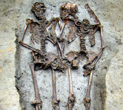 Xác chết "nắm tay" nhau suốt 1.500 năm