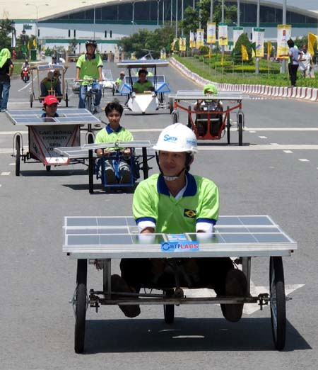 Khai mạc cuộc thi xe chạy bằng năng lượng Mặt Trời