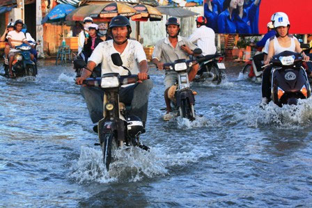 Triều cường dâng cao, dân Sài Gòn quay cuồng trong biển nước