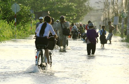 Triều cường dâng cao, dân Sài Gòn quay cuồng trong biển nước