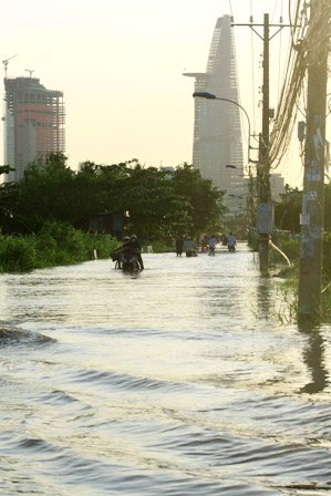 Triều cường dâng cao, dân Sài Gòn quay cuồng trong biển nước