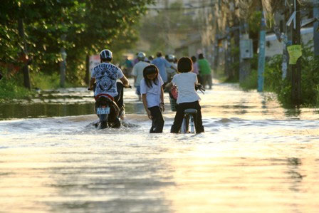 Triều cường dâng cao, dân Sài Gòn quay cuồng trong biển nước