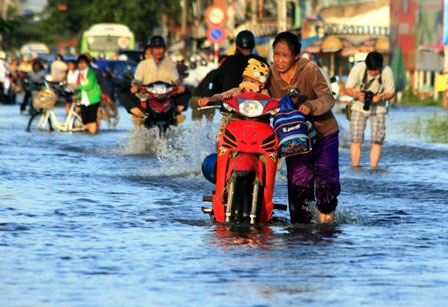 Triều cường dâng cao, dân Sài Gòn quay cuồng trong biển nước