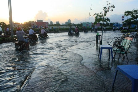 Triều cường dâng cao, dân Sài Gòn quay cuồng trong biển nước