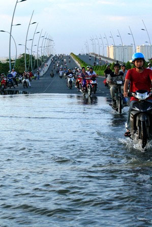 Triều cường dâng cao, dân Sài Gòn quay cuồng trong biển nước