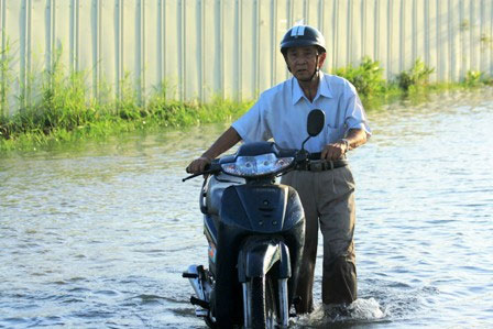 Triều cường dâng cao, dân Sài Gòn quay cuồng trong biển nước