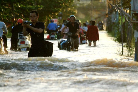 Triều cường dâng cao, dân Sài Gòn quay cuồng trong biển nước