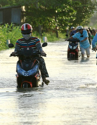 Triều cường dâng cao, dân Sài Gòn quay cuồng trong biển nước