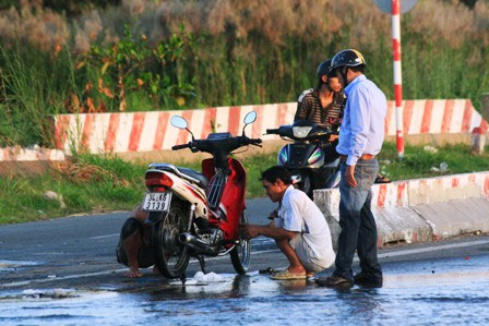 Triều cường dâng cao, dân Sài Gòn quay cuồng trong biển nước