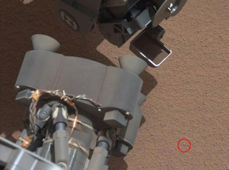 Robot phát hiện vật thể lấp lánh trên sao Hỏa