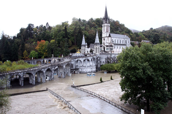 Pháp: Lũ lụt ở Thánh địa Lourdes gây thiệt hại lớn