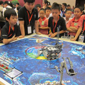 Trẻ em thi tài với robot tại Hà Nội
