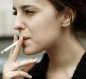 Phụ nữ bỏ thuốc lá trước tuổi 40 sẽ sống tăng 9 năm