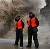 Video bão Fitow gây sóng to ở Chiết Giang