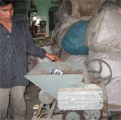 Nông dân sáng chế máy dập lon phế liệu