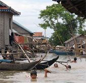 Hơn 100 người chết do lũ lụt, mưa lớn ở Campuchia