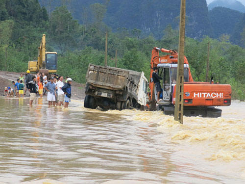 Miền Trung ngập trong lũ