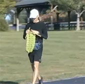Video: Vừa chạy ma-ra-tông vừa đan khăn