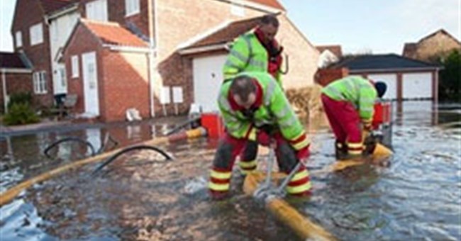 Bí kíp làm sạch nước bẩn sau bão lũ