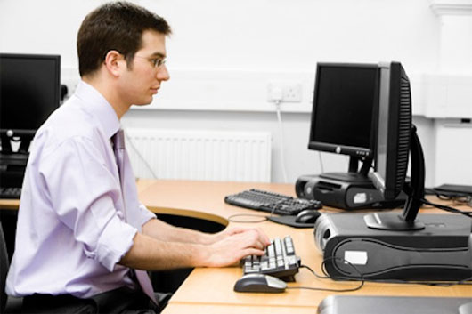 9 cách để ngồi thoải mái tại bàn làm việc