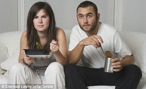 Thường xuyên ăn uống và xem TV là một trong những nguyên nhân khiến bạn dễ tăng cân.