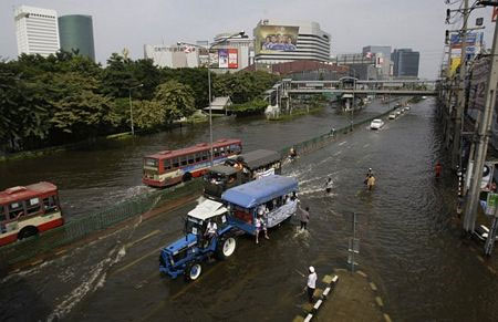 Số người chết vì lũ lụt tiếp tục tăng, “giặc nước” tiến sâu vào Bangkok 