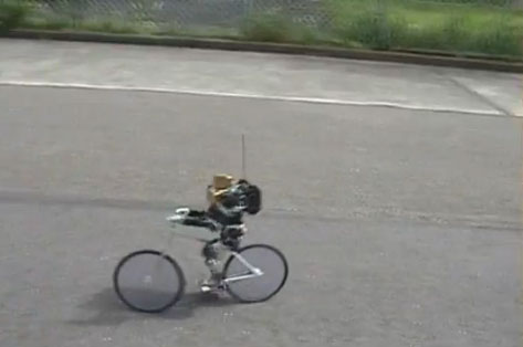Video: Robot đi xe đạp hai bánh, phanh bằng chân