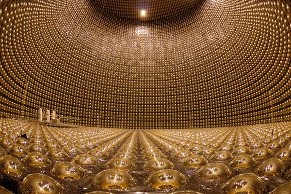 Siêu hạt neutrino không thể nhanh hơn ánh sáng 