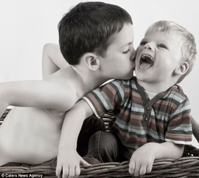 Bệnh lạ: Cậu bé không thể nhịn cười