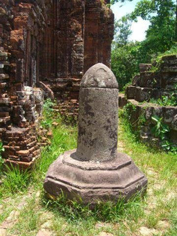 Phát hiện tượng đá lạ ở di sản Mỹ Sơn