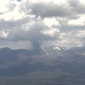Núi lửa Tongariro phun tro bụi cao 2km 