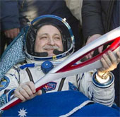 Tàu vũ trụ Soyuz trở về an toàn với ngọn đuốc Olympic