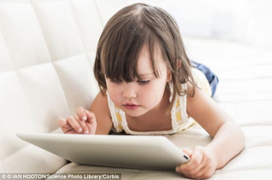 Màn hình cảm ứng làm hỏng cơ tay của trẻ