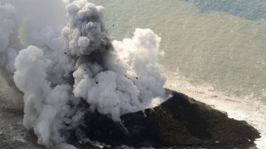 Núi lửa phun trào tạo nên đảo mới ở Nhật