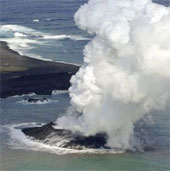 Video: Núi lửa phun trào tạo nên đảo mới ở Nhật
