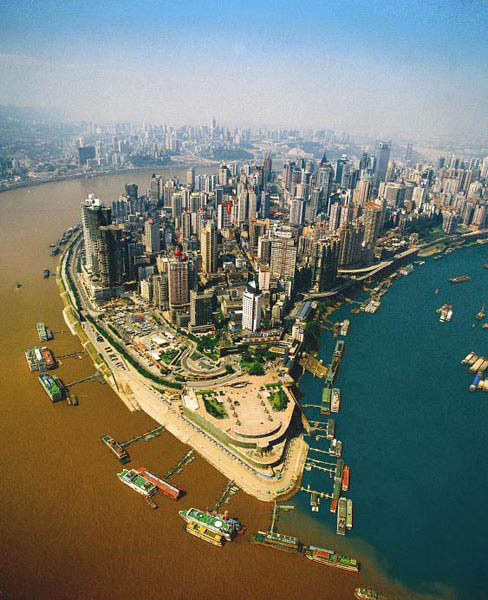 Những dòng sông hợp lưu không chịu hợp màu