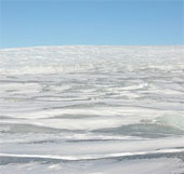 Hồ dưới băng ở đảo lớn nhất thế giới