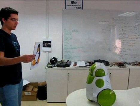 Video: Robot "xanh" biết soi gương