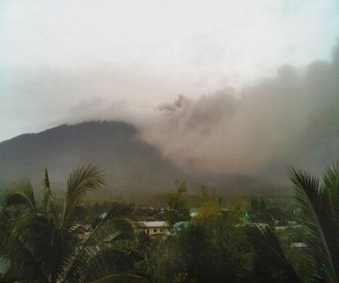 Núi lửa Indonesia phun trào, hàng nghìn người sơ tán